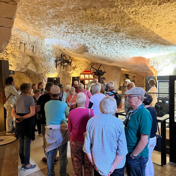 Gruppo di persone in visita presso il frantoio rosso ipogeo