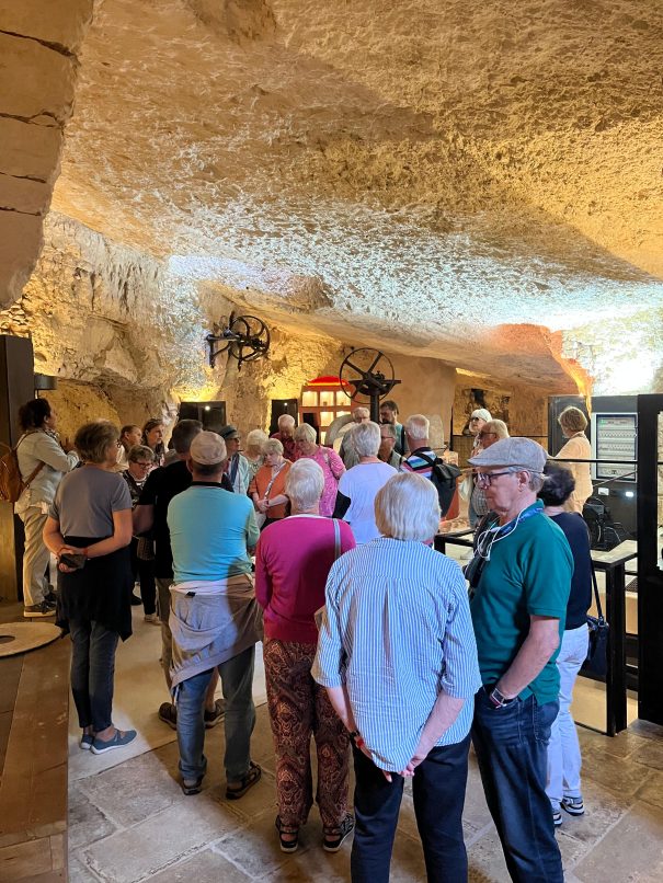 Gruppo di persone in visita presso il frantoio rosso ipogeo