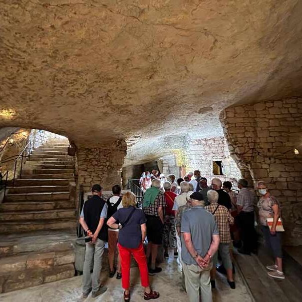 Turisti in visita nel Frantoio Rosso Ipogeo