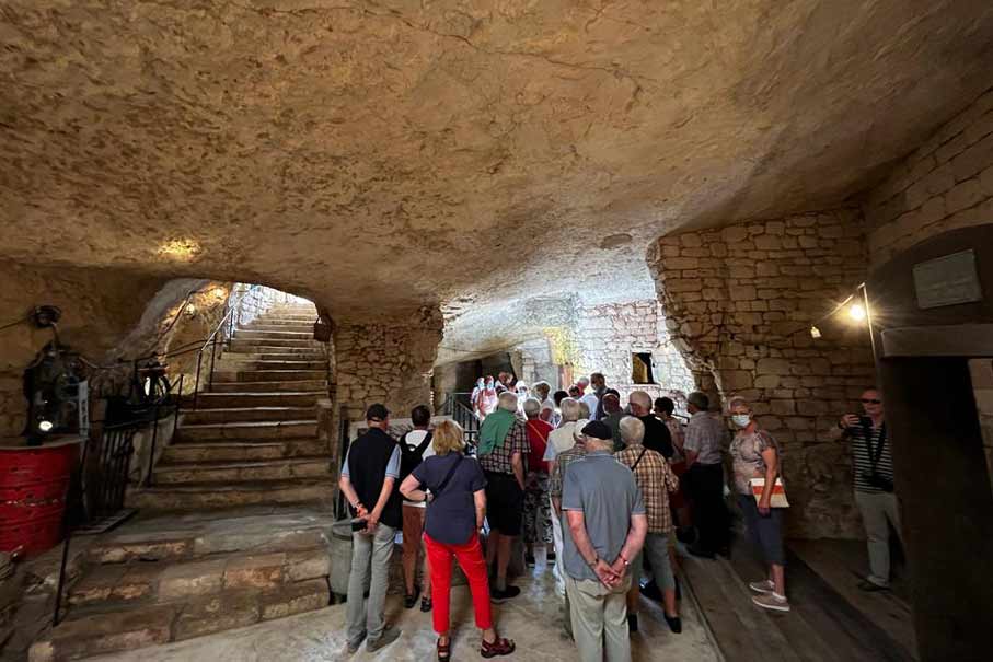 Turisti in visita nel Frantoio Rosso Ipogeo