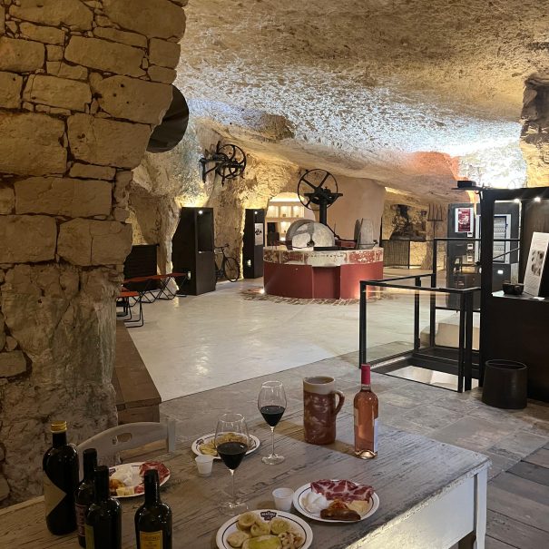 Immagine raffigurante una degustazione all'interno del frantoio rosso ipogeo