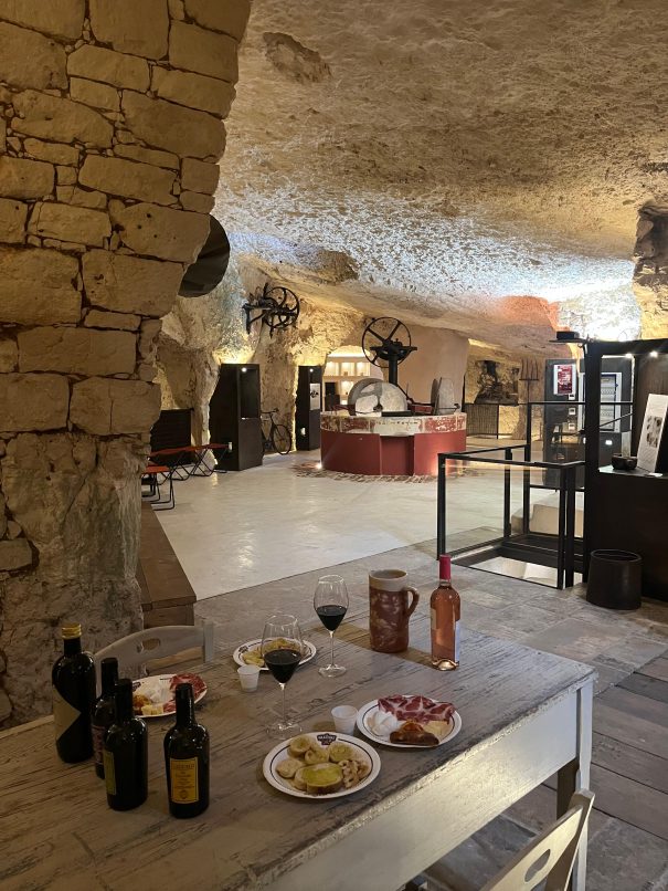 Immagine raffigurante una degustazione all'interno del frantoio rosso ipogeo